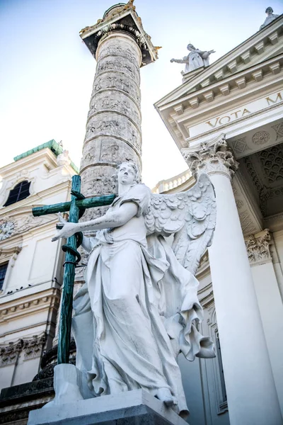 Egy Angyal Szobra Kereszttel Karlskirche Templom Bejáratánál Véna Ausztria — Stock Fotó