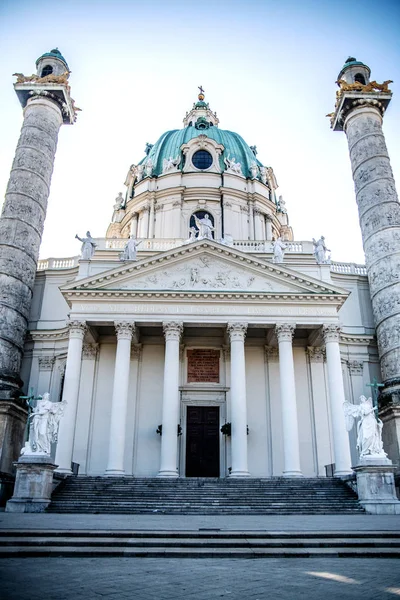 Toegang Tot Karlskirche Kerk Prachtige Hoge Zuilen Wenen Oostenrijk — Stockfoto