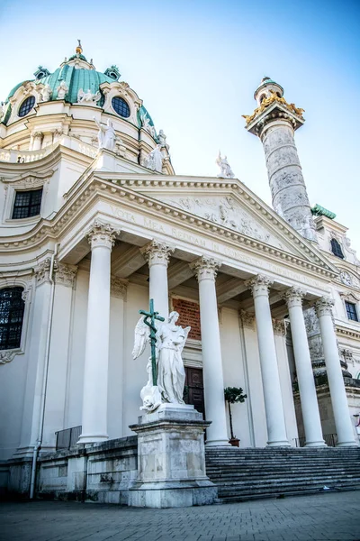 Zicht Karlskirche Sculpturen Voor Ingang Van Kathedraal Wenen Oostenrijk — Stockfoto