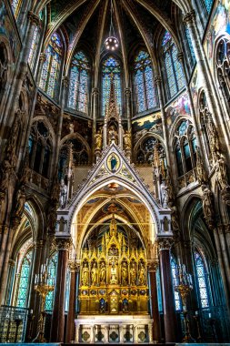 Votivkirche Katedrali 'nin sunağı renkli cam pencerelerin arka planına karşı. Viyana. Avusturya