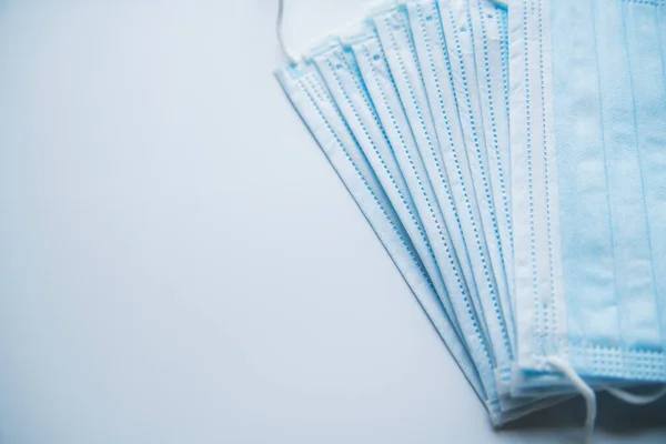 Una Pila Máscaras Médicas Protectoras Sobre Fondo Blanco — Foto de Stock