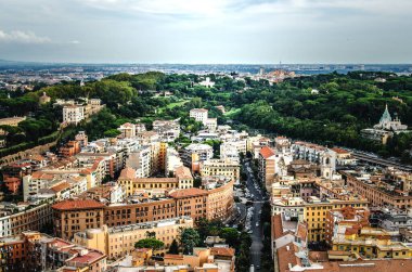 Aziz Peter Bazilikası 'nın kubbesinden dekorasyonun görüntüsü. Roma. İtalya