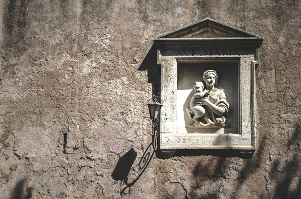 Szűz Mária Utcai Szobra Egy Gyerekkel Róma Egyik Falán Olaszország — Stock Fotó