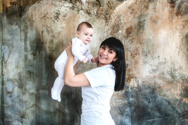 Annem yeni doğmuş kızıyla oynuyor, onu kollarına alıyor..