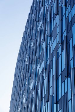 fütüristik mavi cam cephe ile modern ofis.