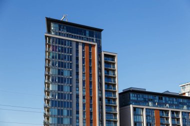 fütüristik mavi cam cephe ile modern ofis.