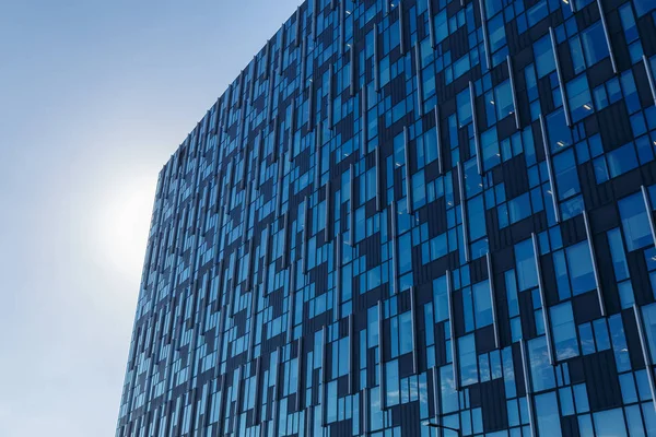 fütüristik mavi cam cephe ile modern ofis.