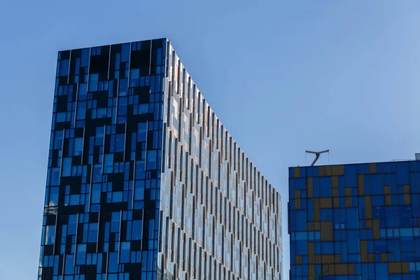 Moderno edificio per uffici con facciata in vetro blu futuristico . — Foto Stock