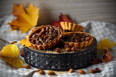 Plaka üzerinde fındık ile sonbahar lezzetli kek.