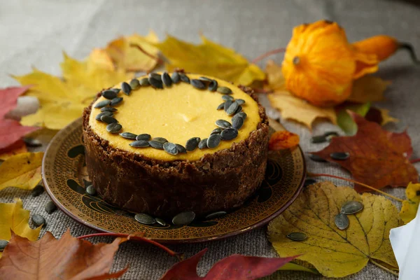 Delicious pumkin cake with leaves on background. — Stock Photo, Image