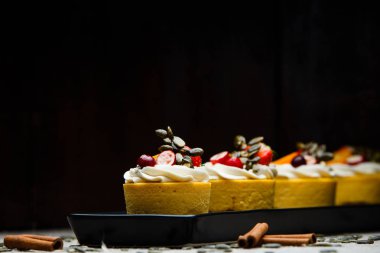 Üzerinde siyah yemek lezzetli kabak kekler.