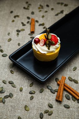 Üzerinde siyah yemek lezzetli kabak kekler.