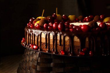 Nar, kızılcık ve küçük elma ile dekore edilmiş Çift Kişilik çikolatalı kek.
