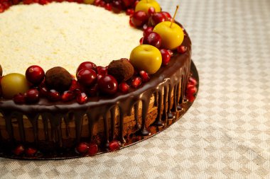 Nar, kızılcık ve küçük elma ile dekore edilmiş Çift Kişilik çikolatalı kek.