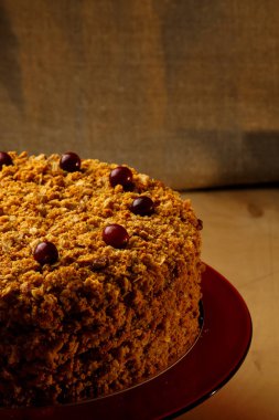 Ev yapımı tatlım pasta ile fındık ve baharatlar.