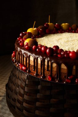 Nar, kızılcık ve küçük elma ile dekore edilmiş Çift Kişilik çikolatalı kek.