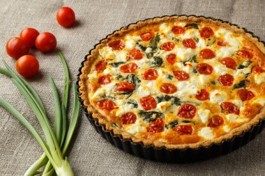 Vejetaryen ev yapımı pasta, Quiche ile domates, ıspanak ve beyaz peynir.