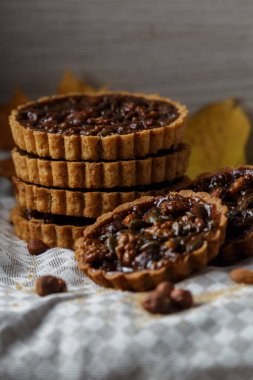 Plaka üzerinde fındık ile sonbahar lezzetli kek.