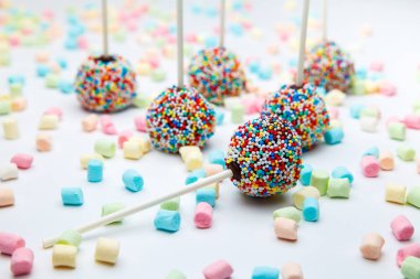 Brownie kek renk şeker inciler ve hatmi ile açılır