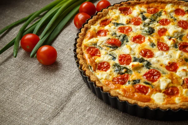 Vejetaryen ev yapımı pasta, Quiche ile domates, ıspanak ve beyaz peynir.