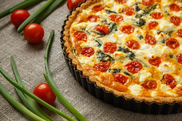 Vejetaryen ev yapımı pasta, Quiche ile domates, ıspanak ve beyaz peynir.