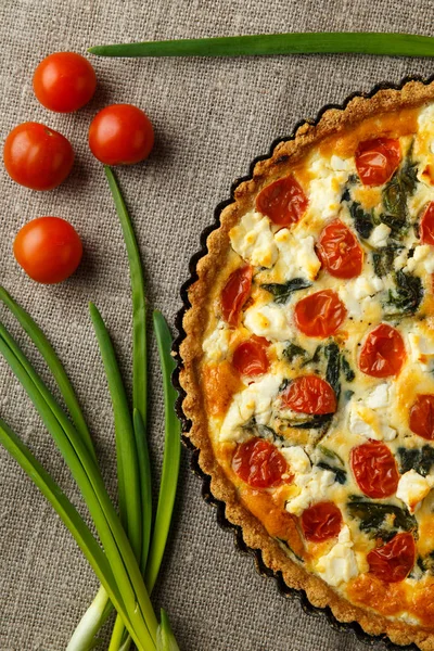 Pastel casero vegetariano, Quiche con tomates, espinacas y queso feta . —  Fotos de Stock