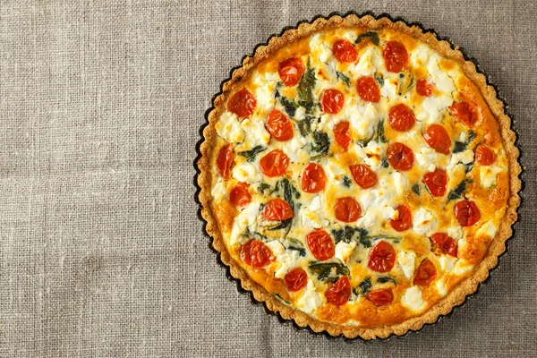 Vejetaryen ev yapımı pasta, Quiche ile domates, ıspanak ve beyaz peynir.