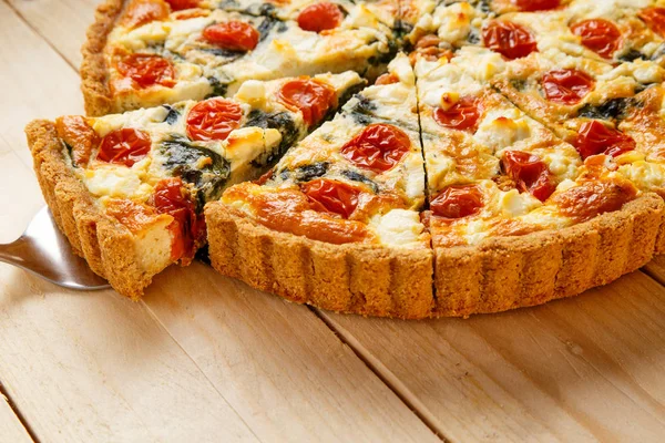 Vejetaryen ev yapımı pasta, Quiche ile domates, ıspanak ve beyaz peynir.
