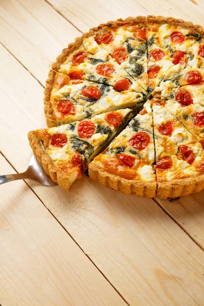 Vejetaryen ev yapımı pasta, Quiche ile domates, ıspanak ve beyaz peynir.