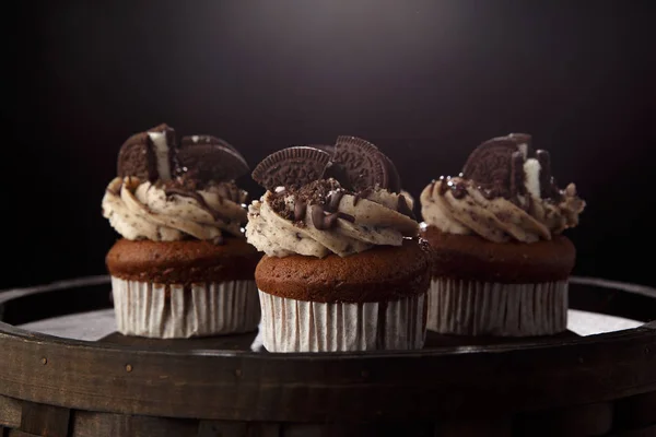 Lezzetli Oreo cupcakes koyu arka plan üzerinde. seçici odak