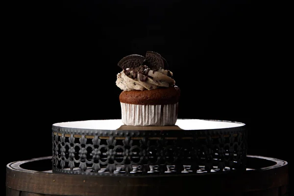 Lezzetli Oreo cupcake koyu arka plan üzerinde. seçici odak