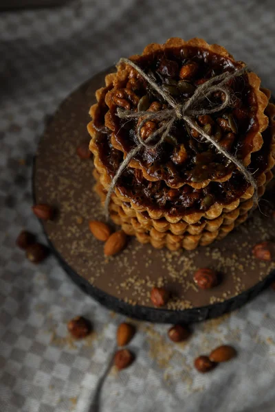 Вежа смачних тортів з горіхами на тарілці . — стокове фото