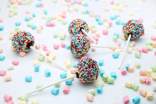 Brownie kaka dyker med färg socker pärlor och marshmallow — Stockfoto