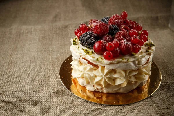 Pavlova, beze, katmanlardan ev yapımı kek krem ve taze çilek şanti