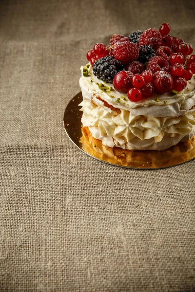 Pavlova, ένα σπιτικό κέικ από τα στρώματα της μαρέγκας, χτυπημένη κρέμα και φρέσκα μούρα — Φωτογραφία Αρχείου