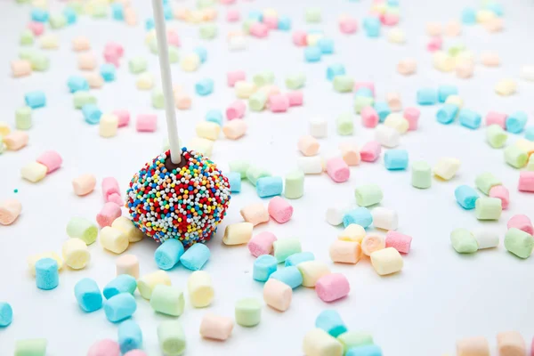 Torta Brownie si apre con perle di zucchero di colore e marshmallow — Foto Stock