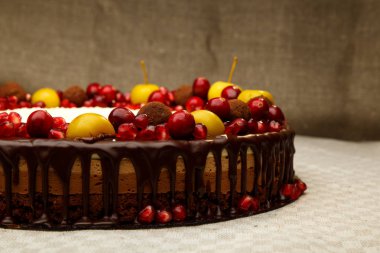 Nar, kızılcık ve küçük elma ile dekore edilmiş Çift Kişilik çikolatalı kek.