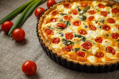 Vejetaryen ev yapımı pasta, Quiche ile domates, ıspanak ve beyaz peynir.