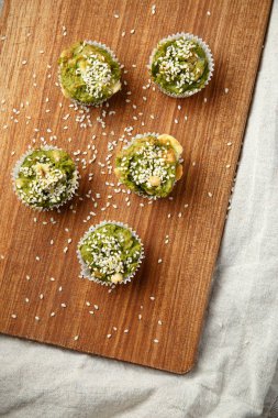 Mavi peynir ve ıspanak ile ev yapımı vejetaryen kekler