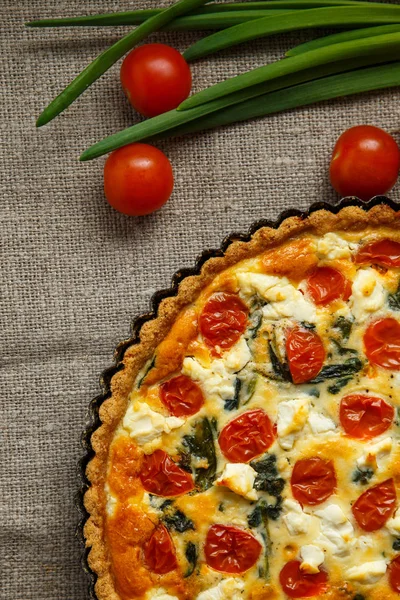 Pastel casero vegetariano, Quiche con tomates, espinacas y queso feta . —  Fotos de Stock