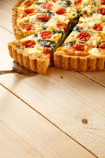 Pastel casero vegetariano, Quiche con tomates, espinacas y queso feta . —  Fotos de Stock