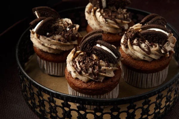 Lezzetli Oreo cupcakes koyu arka plan üzerinde. seçici odak