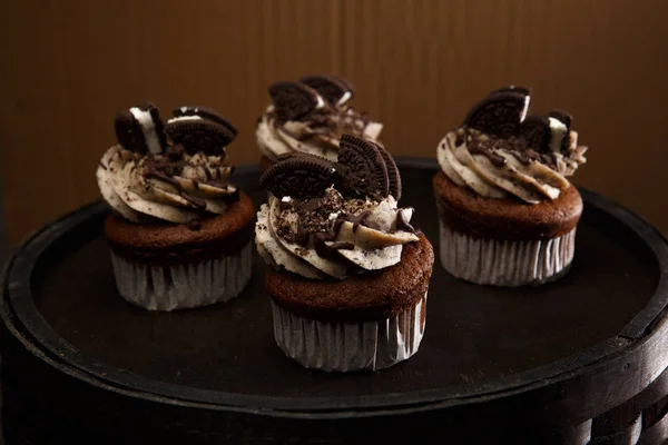 Lezzetli Oreo cupcakes koyu arka plan üzerinde. seçici odak