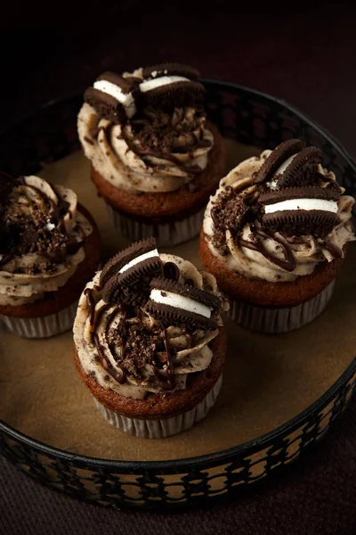 Lezzetli Oreo cupcakes koyu arka plan üzerinde. seçici odak
