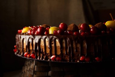 Nar, kızılcık ve küçük elma ile dekore edilmiş Çift Kişilik çikolatalı kek.