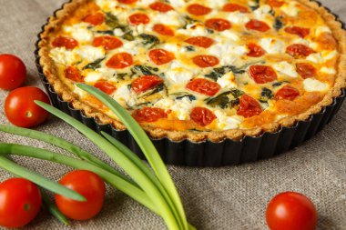 Vejetaryen ev yapımı pasta, Quiche ile domates, ıspanak ve beyaz peynir.