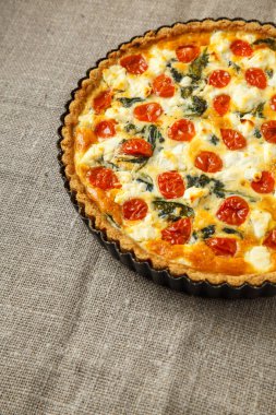Vejetaryen ev yapımı pasta, Quiche ile domates, ıspanak ve beyaz peynir.