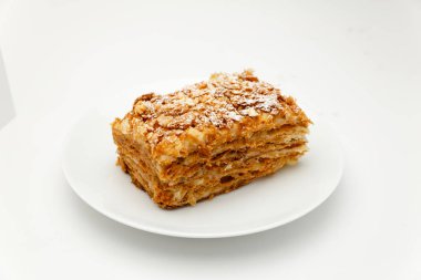 Puf böreği beyaz tabak yakın çekim üzerinde ekşi krema ile Fransız Napolyon kek. Besleyici tatlı. Seçilen odak