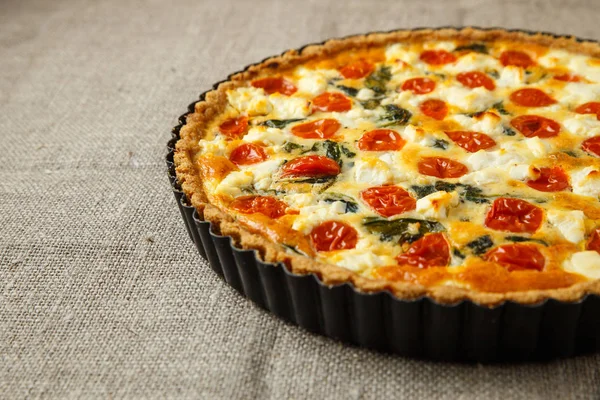 Vegetarische hausgemachte Torte, Quiche mit Tomaten, Spinat und Feta. — Stockfoto