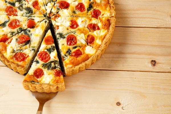 Vejetaryen ev yapımı pasta, Quiche ile domates, ıspanak ve beyaz peynir.
